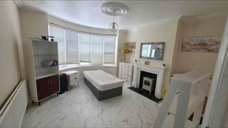 Large Double Room Available 