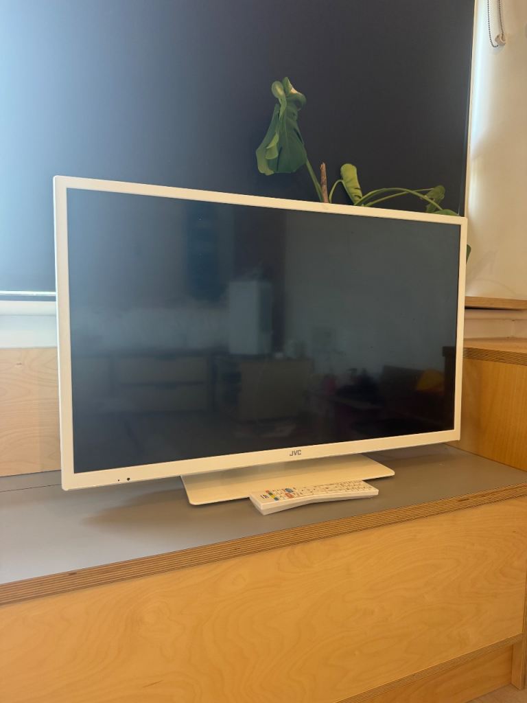 JVC 32" LED Smart TV with DVD Player - White. FAILED BACKLIGHT 