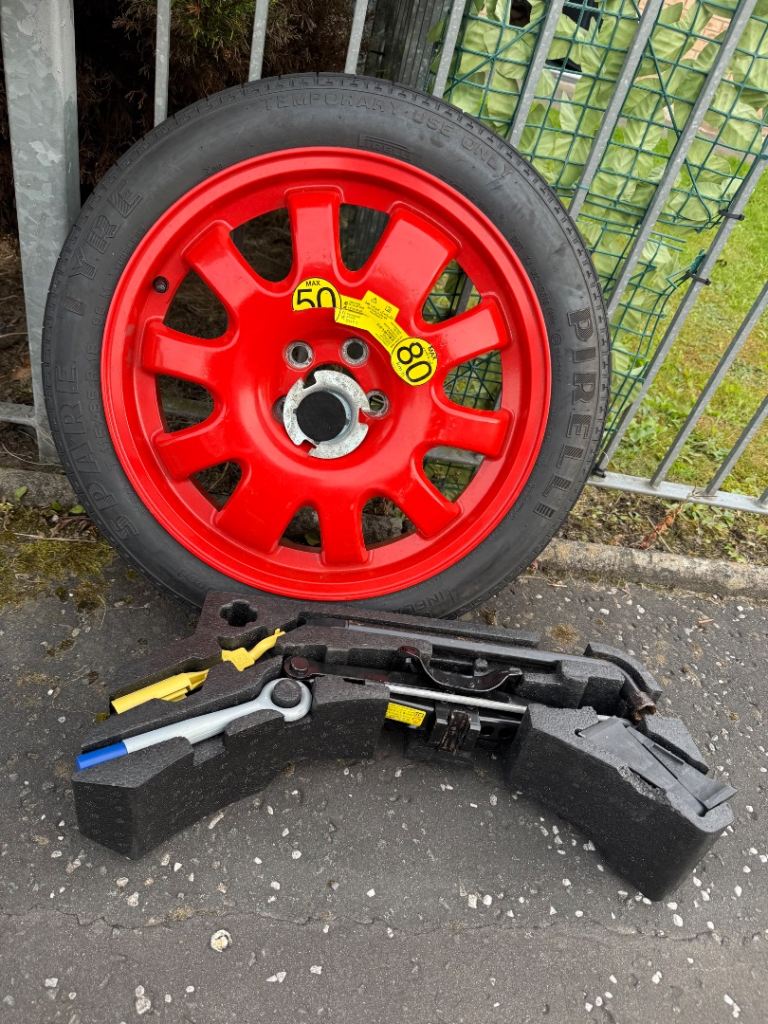 Jaguar spare tyre and fitting kit 