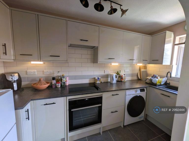 1 bedroom flat in Atholl House, Redhill, RH1 (1 bed) (#2992444)