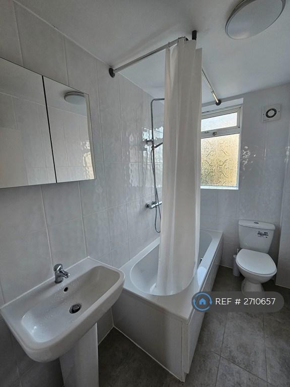 2 bedroom flat in Neasden Lane, London, NW10 (2 bed) (#2710657)