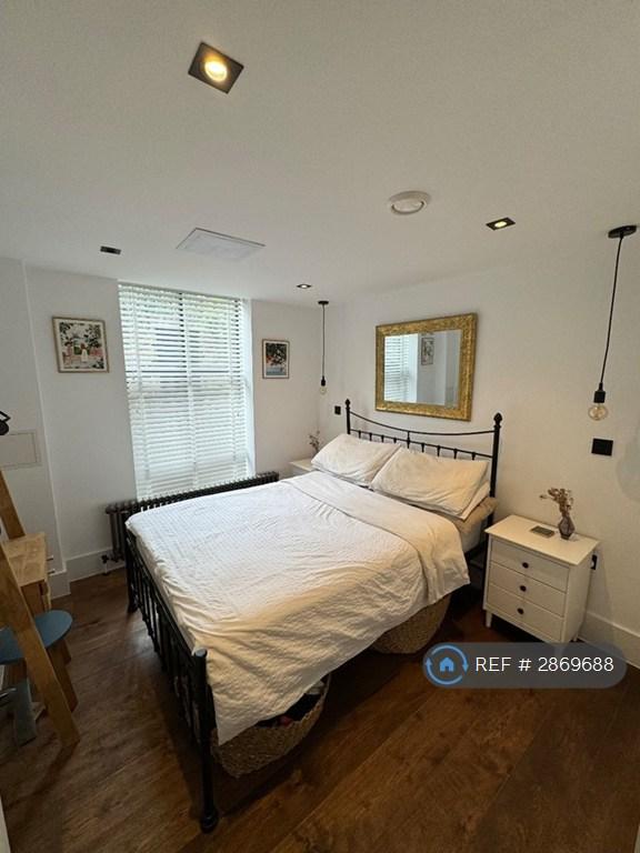 1 bedroom flat in Old Town, London, SW4 (1 bed) (#2869688)