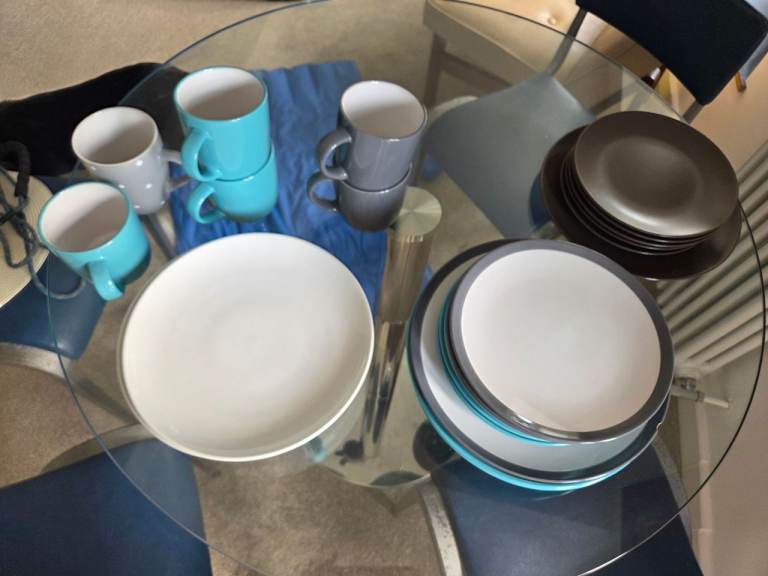 Assortment of plates & mugs
