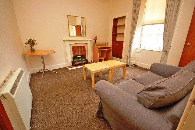 Brilliant, 1 bedroom flat with built-in wardrobes, located in Sciennes – available August