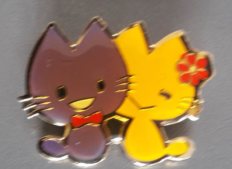 Tie pin / brooch / badge anime purple and yellow kittens pin – post or collect