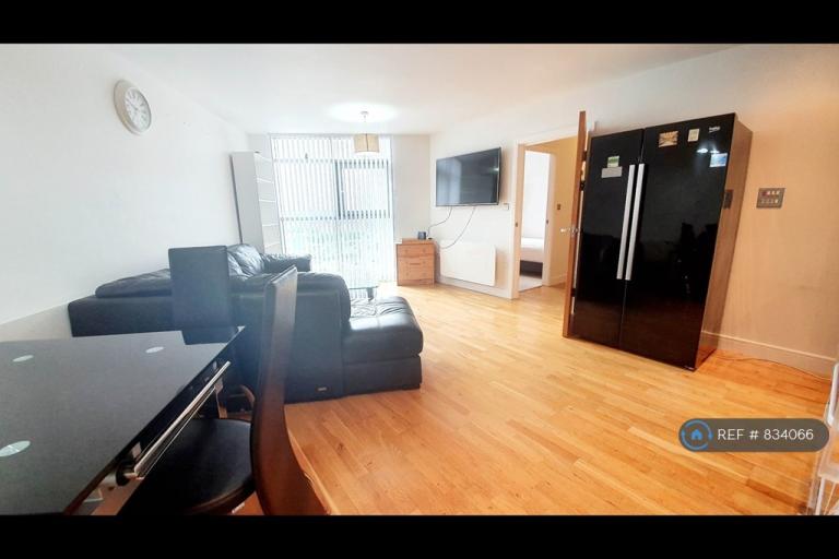 2 bedroom flat in Altolusso, Cardiff, CF10 (2 bed) (#834066)