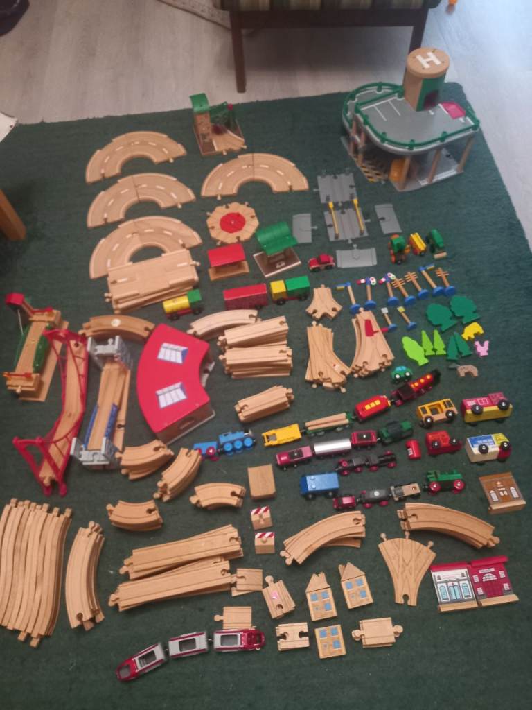 Brio Wooden Train Set & Garage over 200 pieces – Good Condition