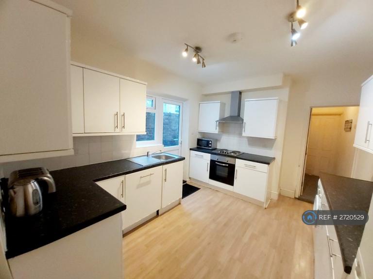7 bedroom house in Fishponds Road, Fishponds, Bristol, BS16 (7 bed) (#2720529)