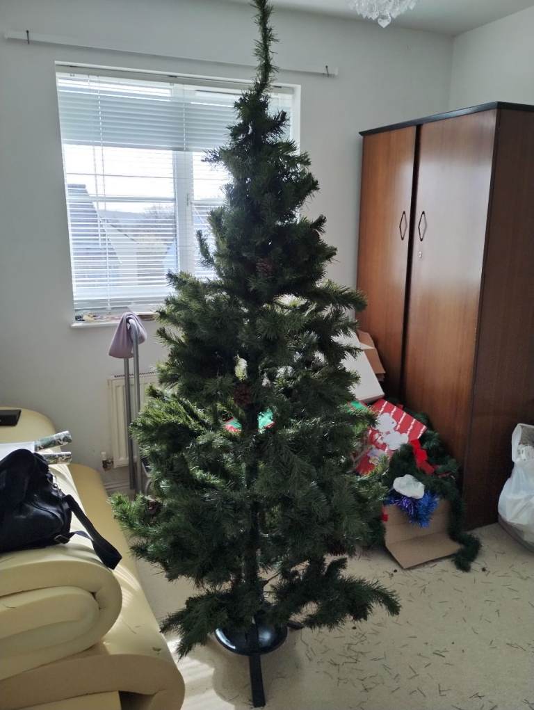 Artificial Christmas Tree – Green, Good Condition