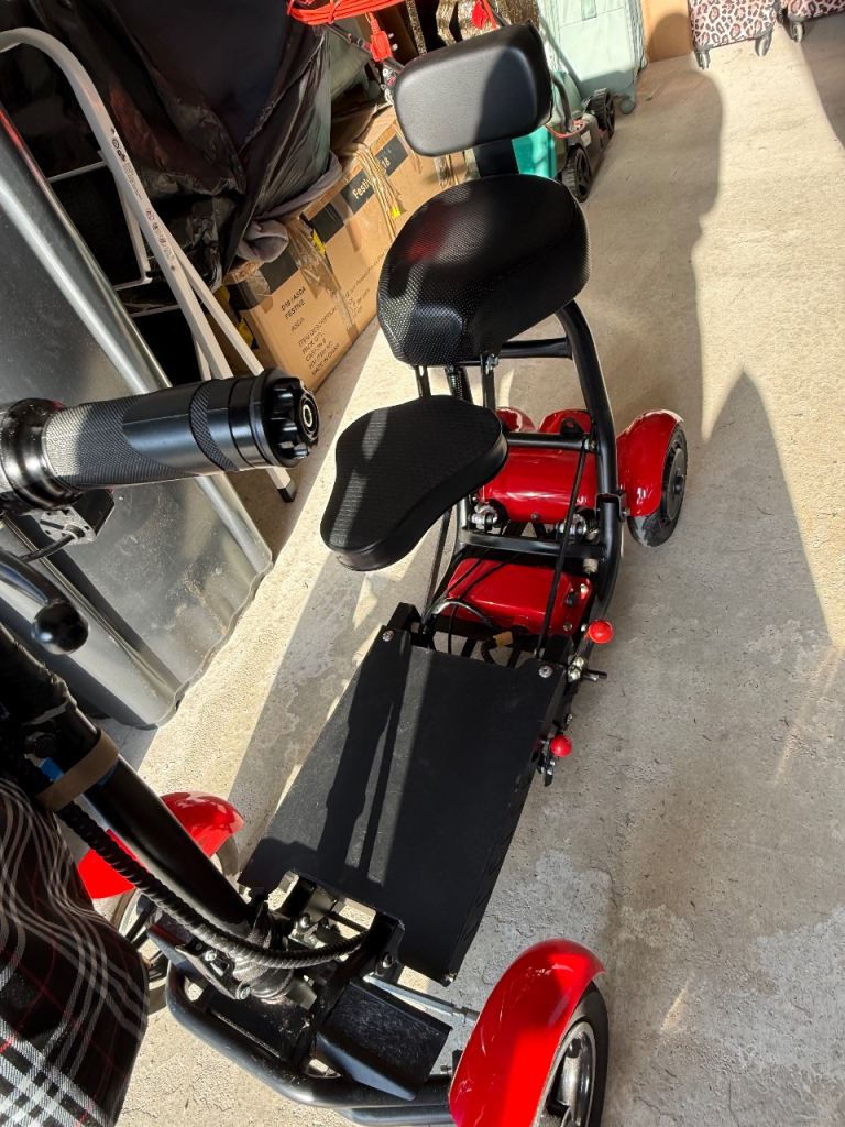 Folding mobility scooter