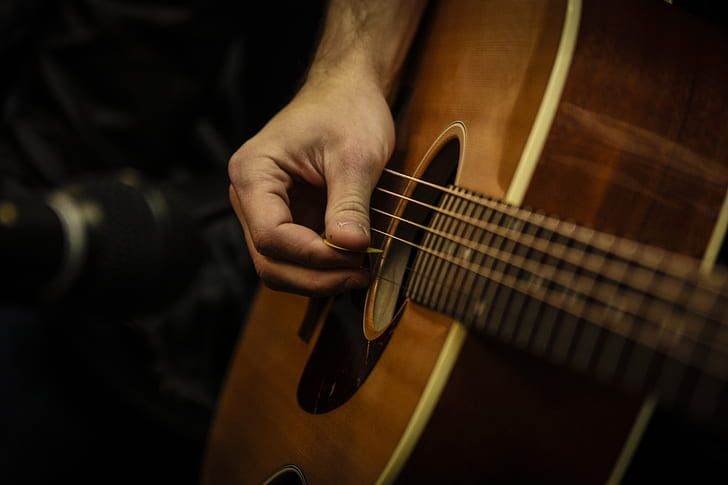 Free beginner guitar lessons for adults