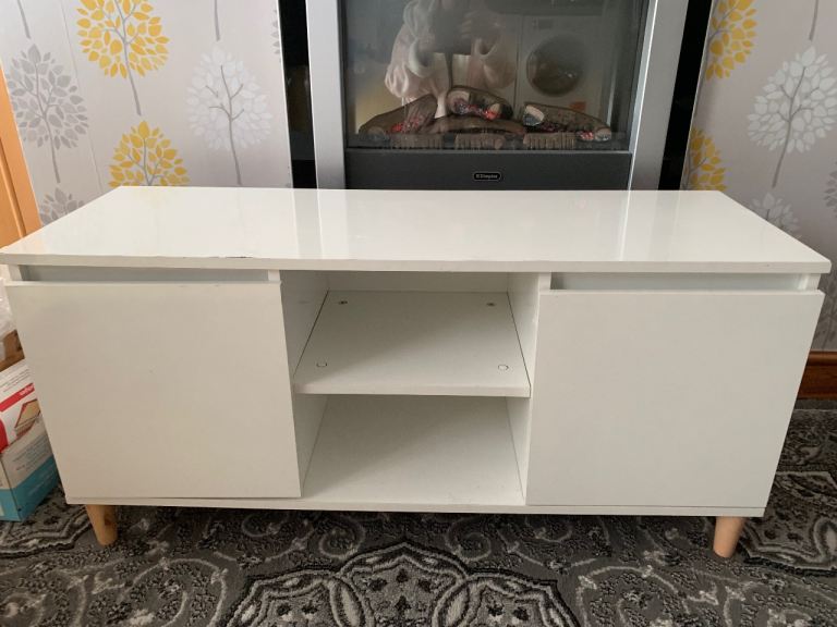 White gloss tv unit 