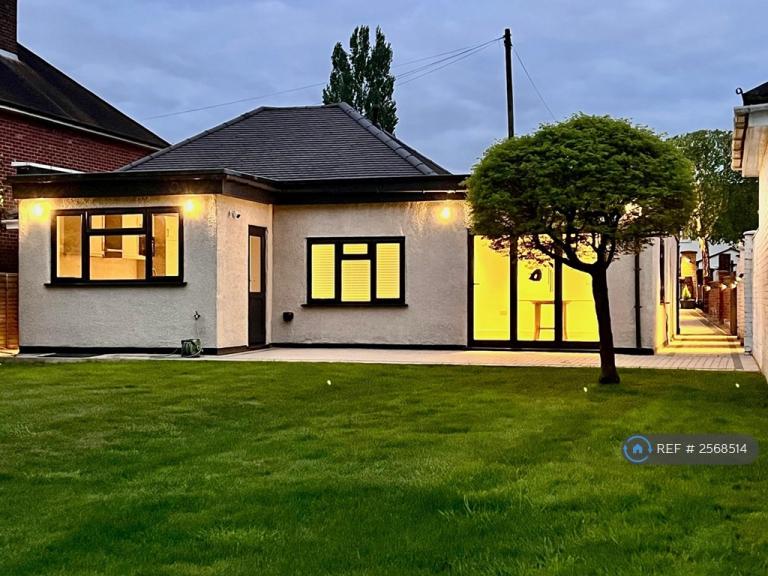 1 bedroom in Sandhills Lane, Virginia Water, GU25 (#2568514)