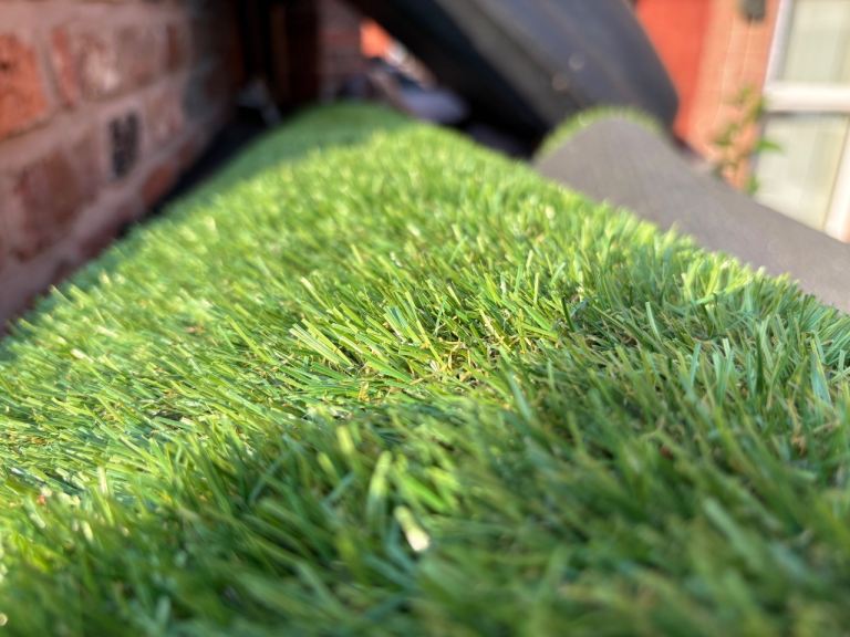 Artificial Grass Roll – Green, like new 