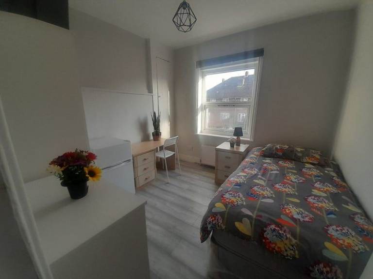 🏠 Single Rooms | Fully Renovated House | 5 Rooms Available