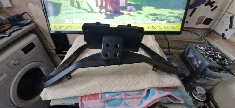 LG 42" TV –  full hd picture & in good working order with remote