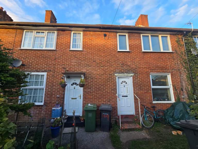 111 Boundfield Rd, London SE6 1PF - Available Now!