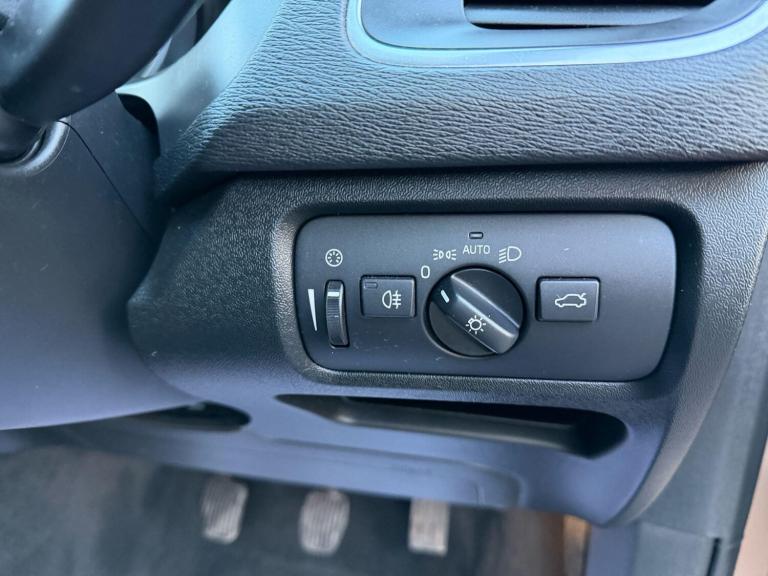 2015 Volvo V40 Cross Country 2.0 D4 Lux Nav Euro 6 (s/s) 5dr HATCHBACK Diesel Manual