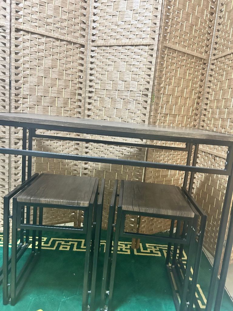 Tabel and 2 chairs