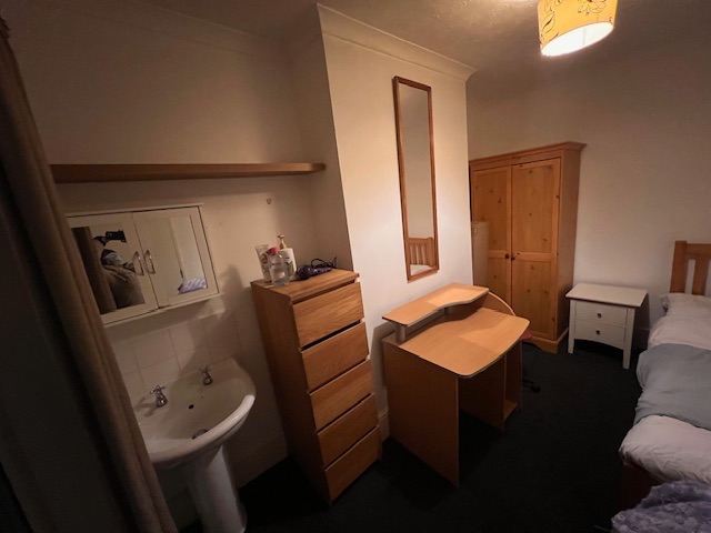 All bills included near the TRAIN STATION and High Street