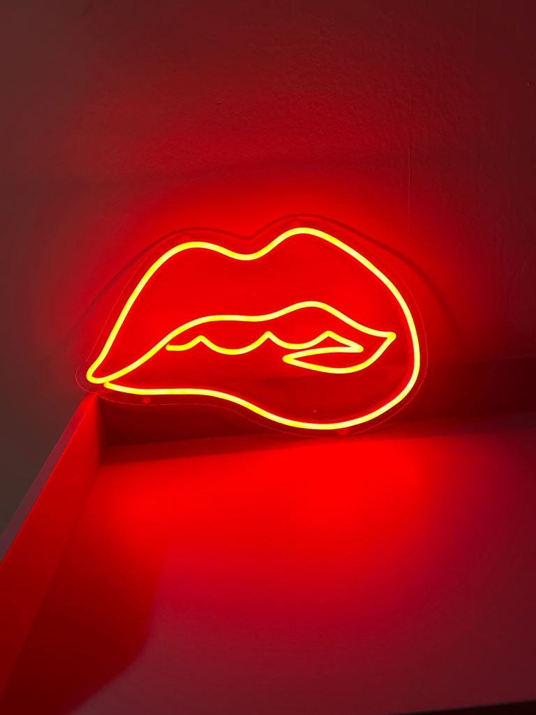 Led Lips wall light 