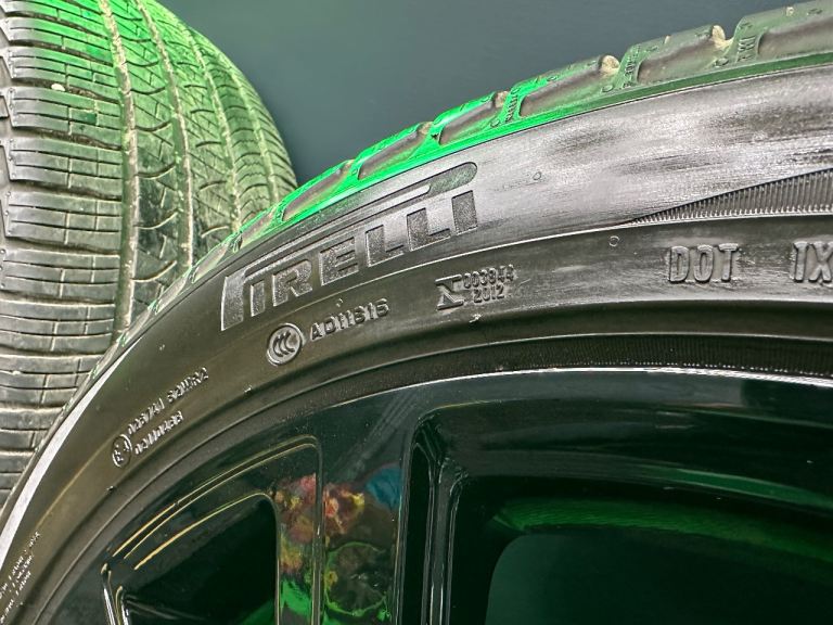 Land Rover Discovery 5 22” Powdered Gloss Black alloy wheels - style 5025 & 5/7mm+ Pirelli’s!