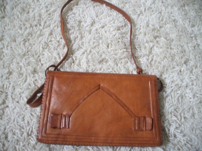 HANDCRAFTED TAN LEATHER SHOULDER BAG FROM KENYA. EXCELLENT CONDITION. 