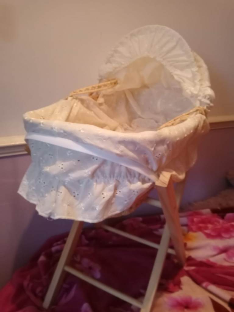 Dolls crib ex condition as new beautiful ivory colour with stand £25 