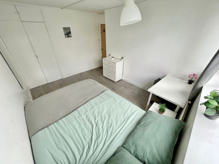 COUZY ROOM IN EAST HAM