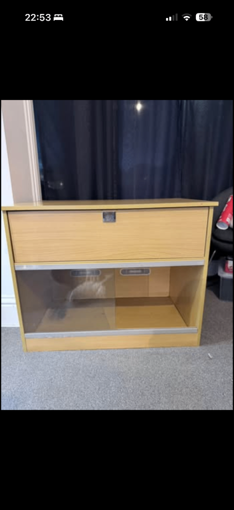 Wooden vivarium with unit