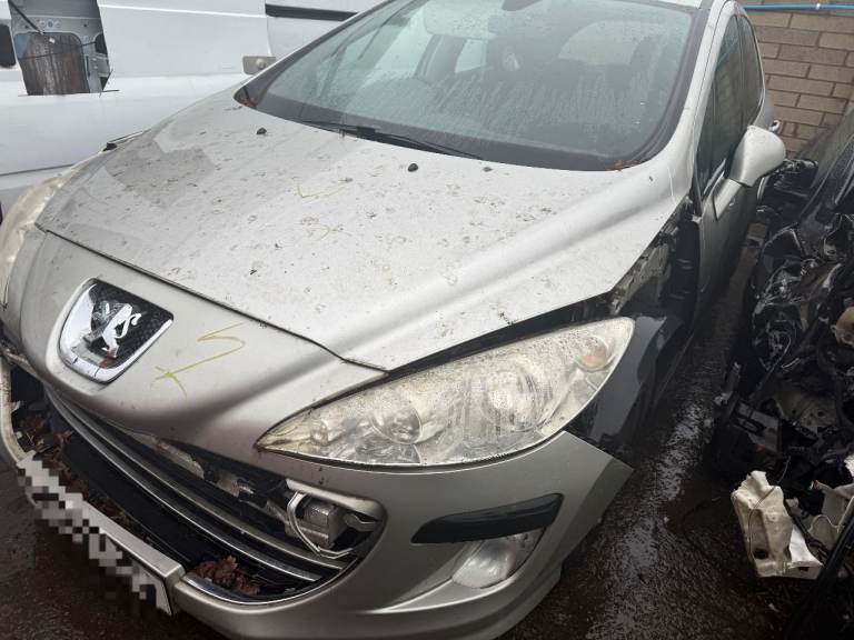 Breaking spare parts Peugeot 308 silver front damage 