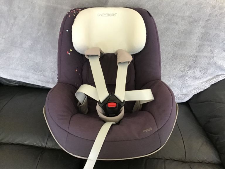 Maxi-cosi child car seat and Maxi.cosi familyFix  IsoFix base for pearl £50 