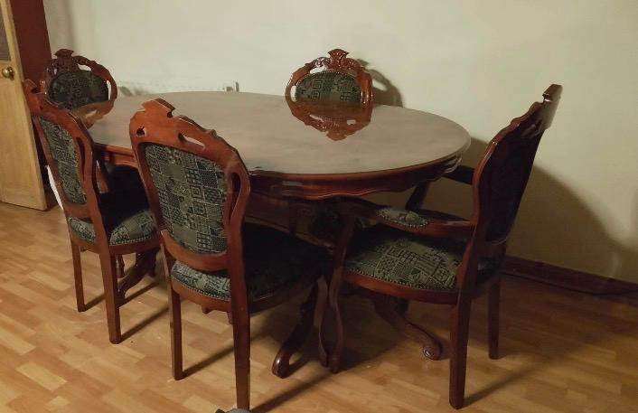 5 victorian style chairs with polished wood table mohagony 