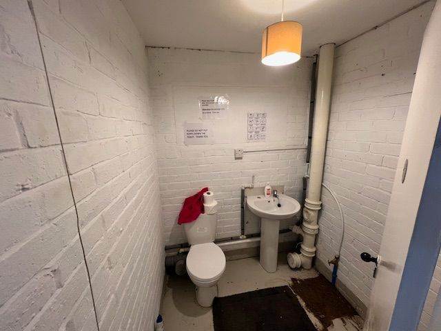 Commercial shop unit for rent - Benarty Square, Ballingry