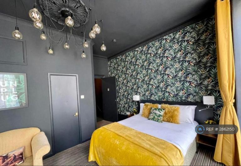 1 bedroom flat in Hotel Rooms Ensuite, Brighton, BN2 (1 bed) (#2862150)