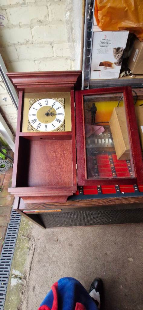 Modern wall clock