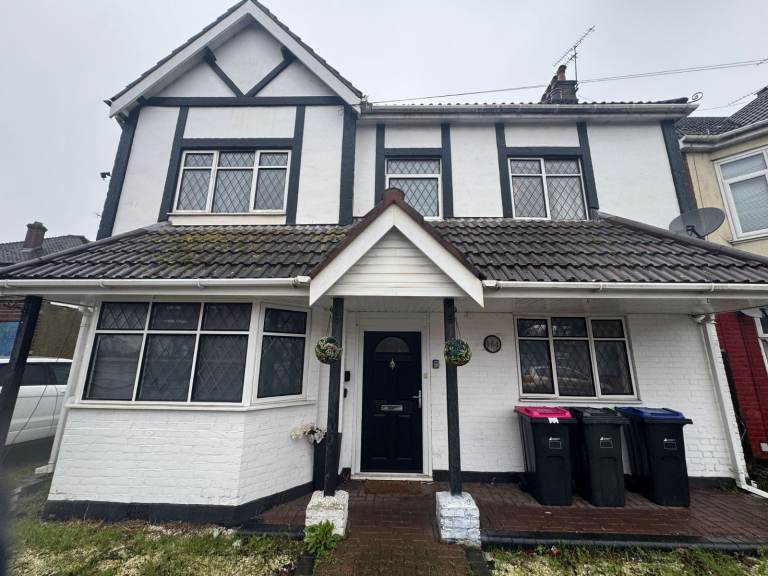 5 Spacious Double Rooms Available