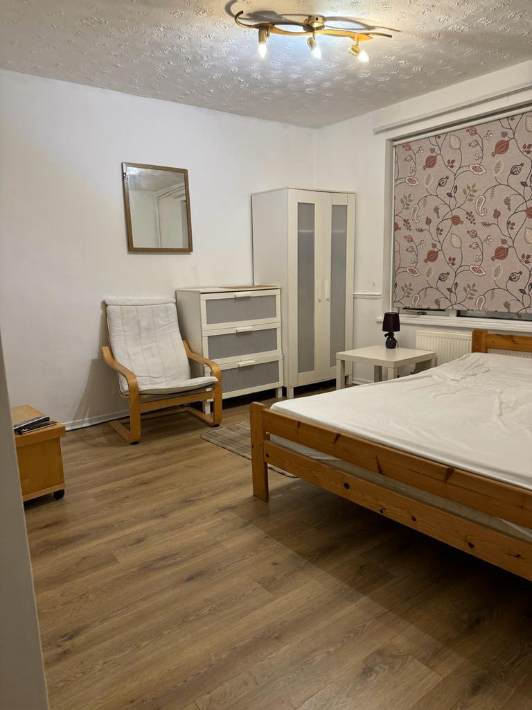 ROOMS TO RENT