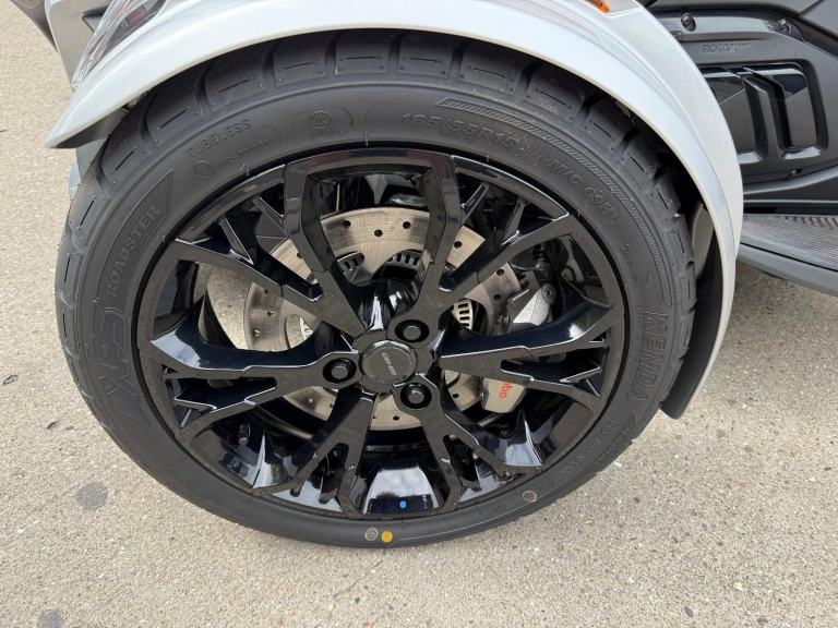 2025 Can-Am Spyder RT Limited 1330cc 6 speed semiauto trike Hyper Silver