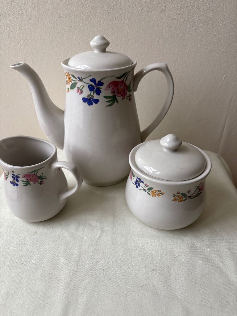 Set tea pot milk pot sugar pot