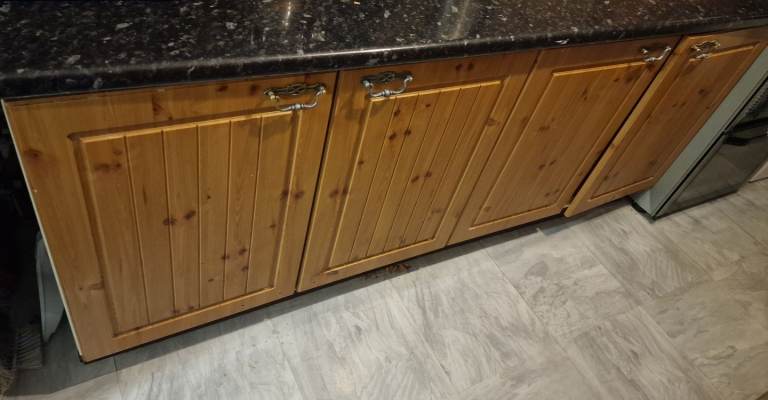 4 Brown kitchen wood doors 715mm x 500mm  x 4 with handles and hinges