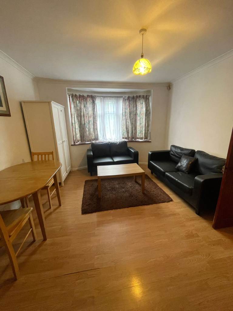 Discover the perfect blend of comfort and convenience in this 1-bedroom flat on Wanstead Park Road