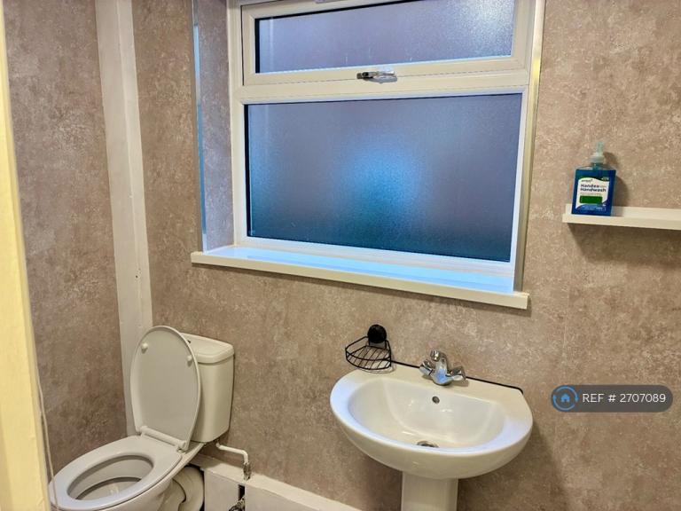 1 bedroom flat in Birmingham, Birmingham, B13 (1 bed) (#2707089)