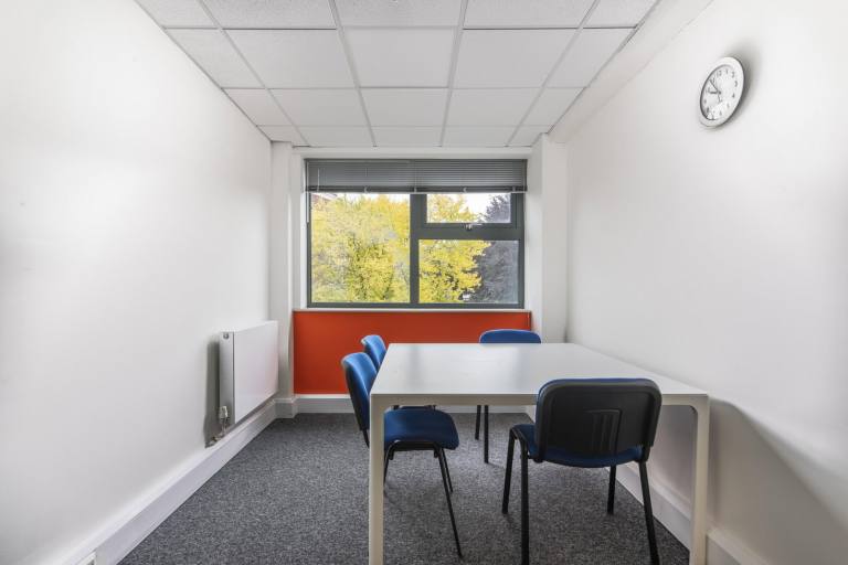 Swindon - SN5 7EX \ Office for 3 Workstations Available Now