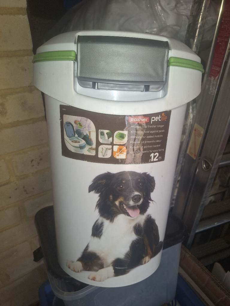 Pet food container