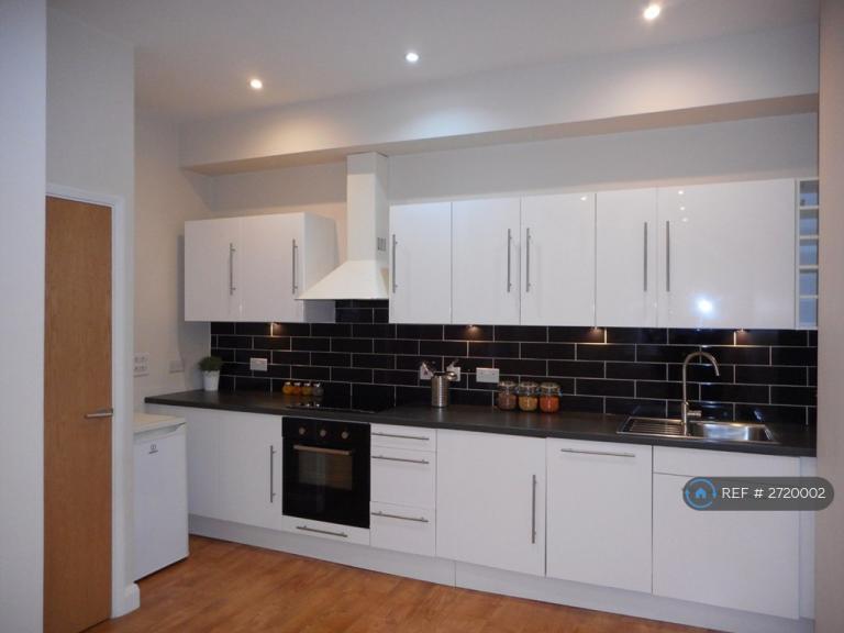 2 bedroom flat in Holloway Road, London, N19 (2 bed) (#2720002)