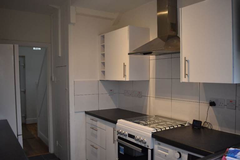 3 BED SEMI-DETACHED HOUSE, FELTHAM 