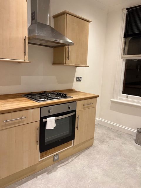 2 Bedroom Flat (Clapham, SW12)- part furnished/ bills not inc*