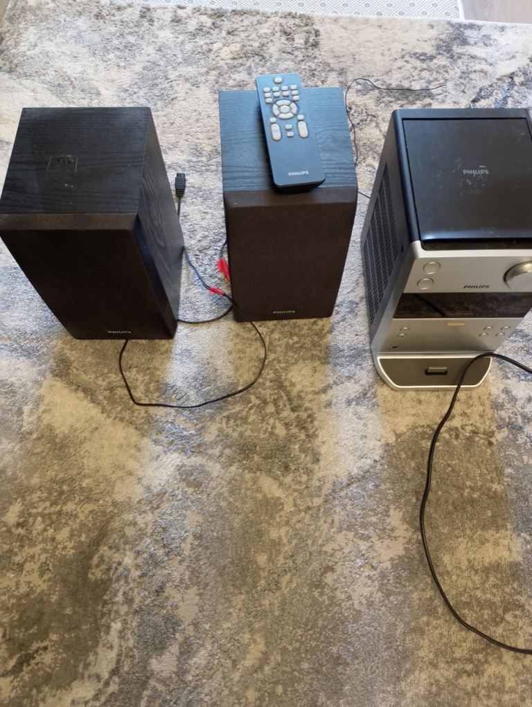 Philips Stereo with Ipod dock and speakers