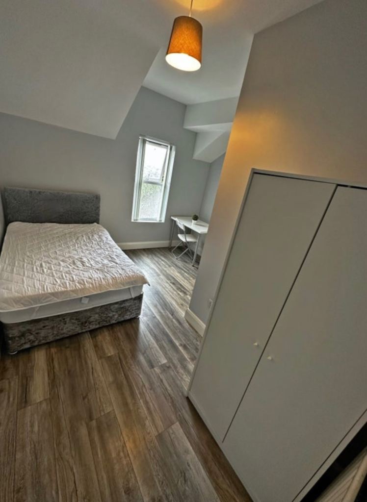 LARGE MODERN ENSUITE BROOKVALE -NEAR YORKGATE